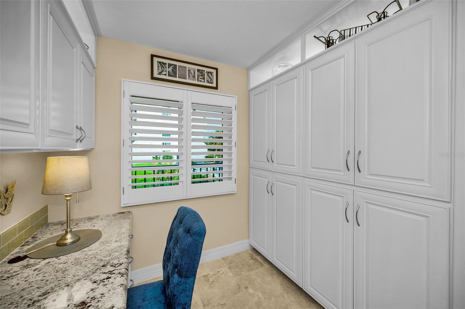 Built-in desk area