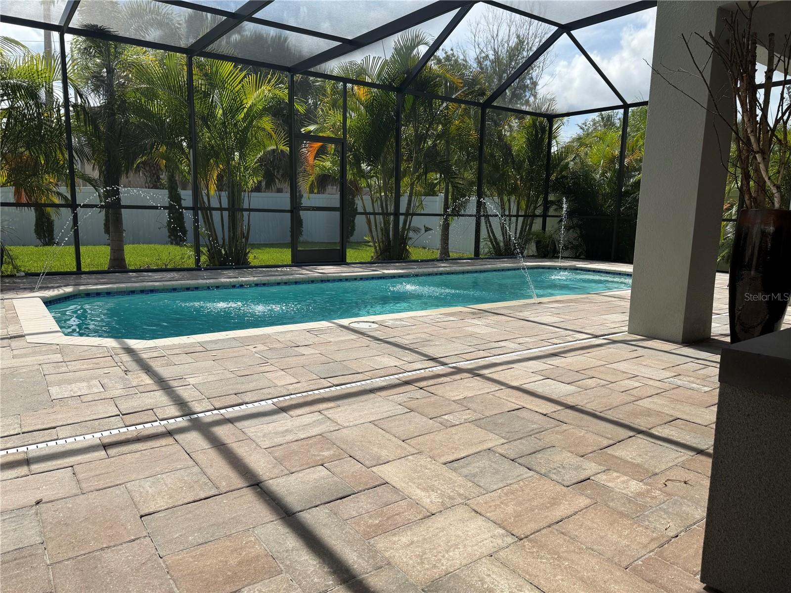 Pool water feature