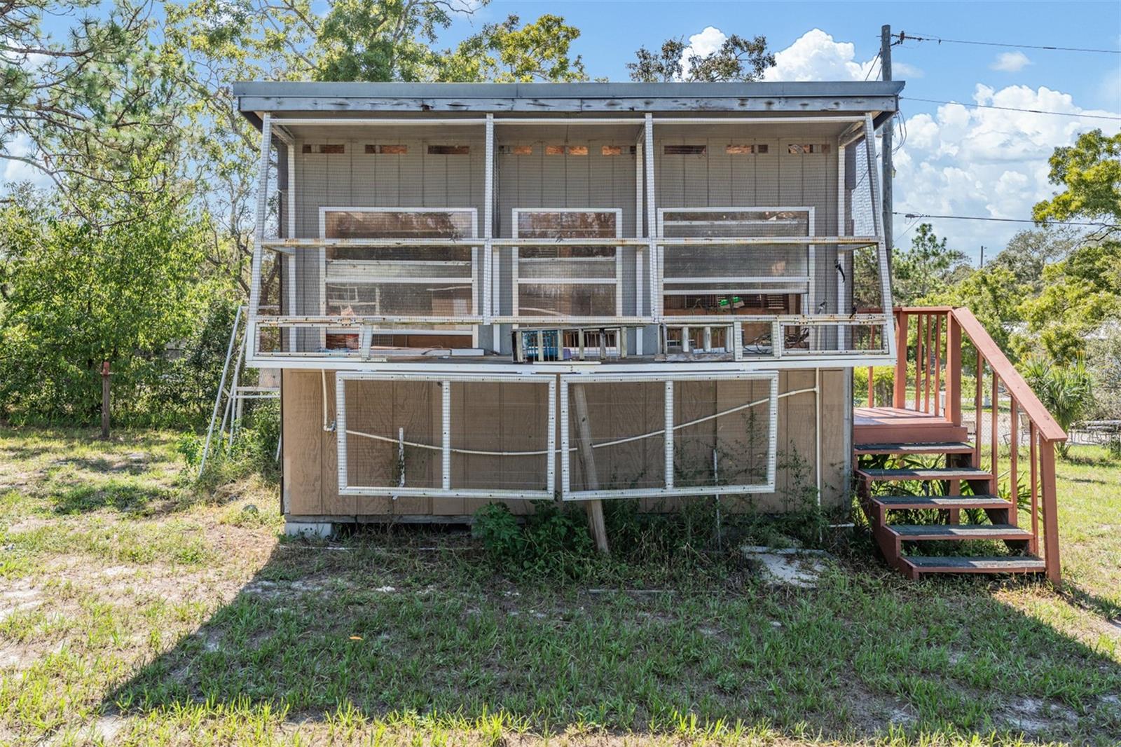 Flying pigeon coop