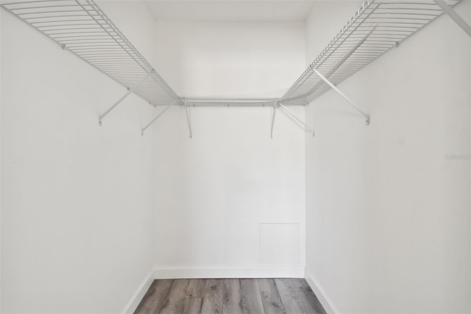 WALK IN CLOSET