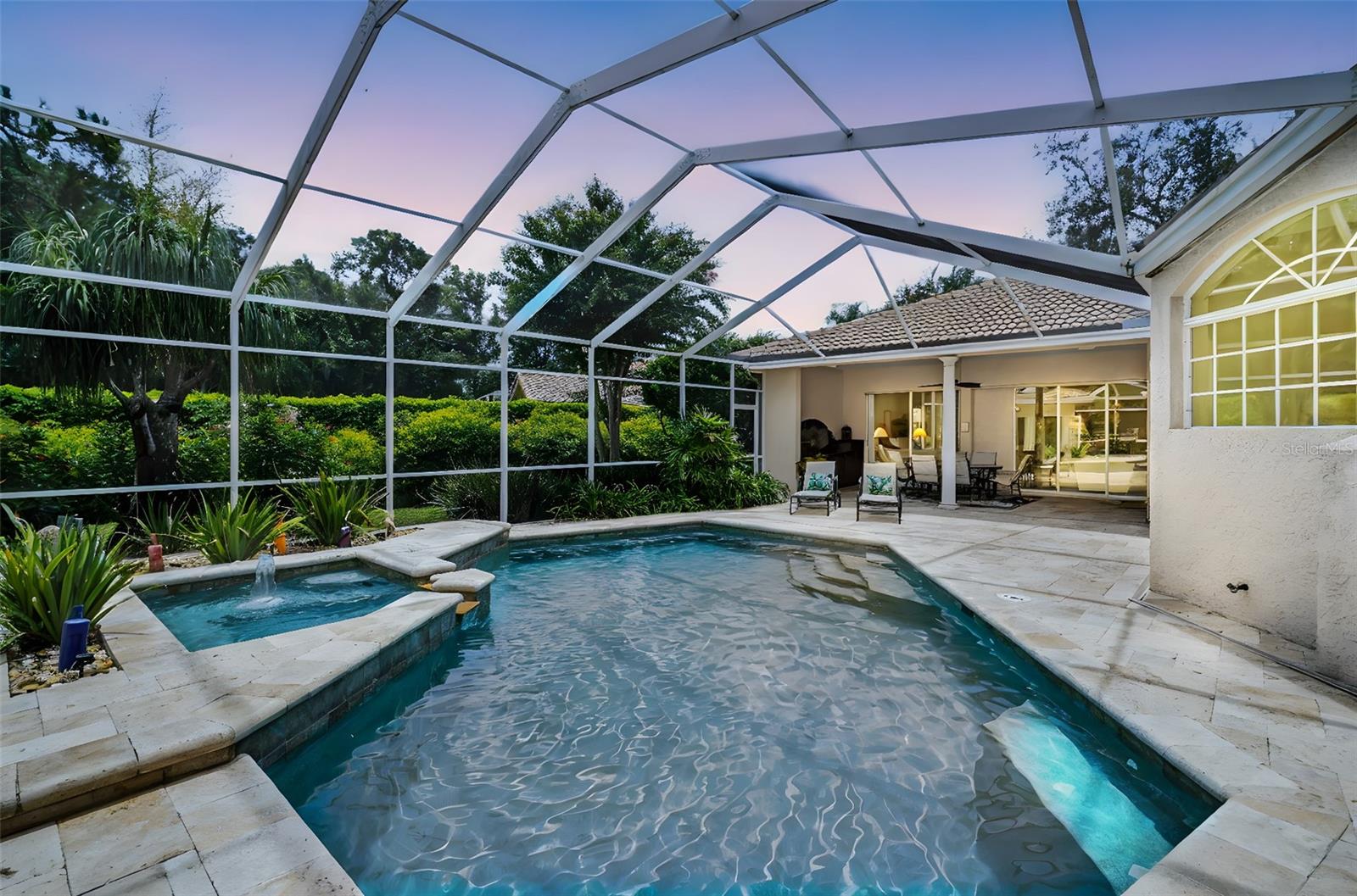 Pool & Jacuzzi