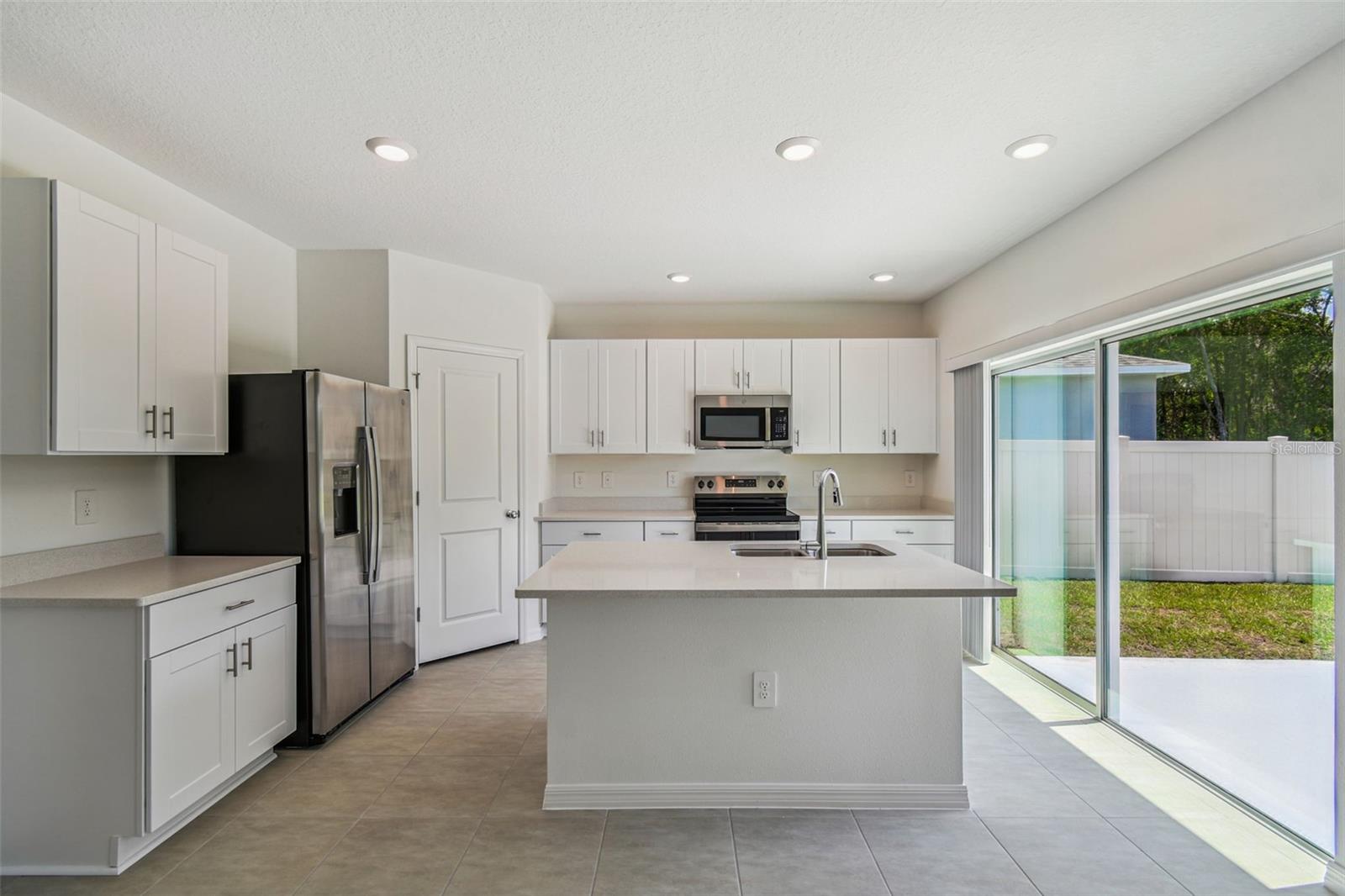 Gorgeous Kitchen w/White Shaker Cabinets