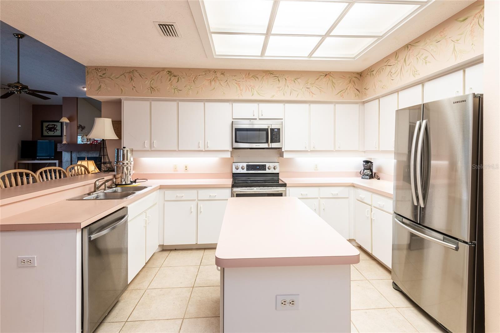 All KT appliances are stainless steel Samsung