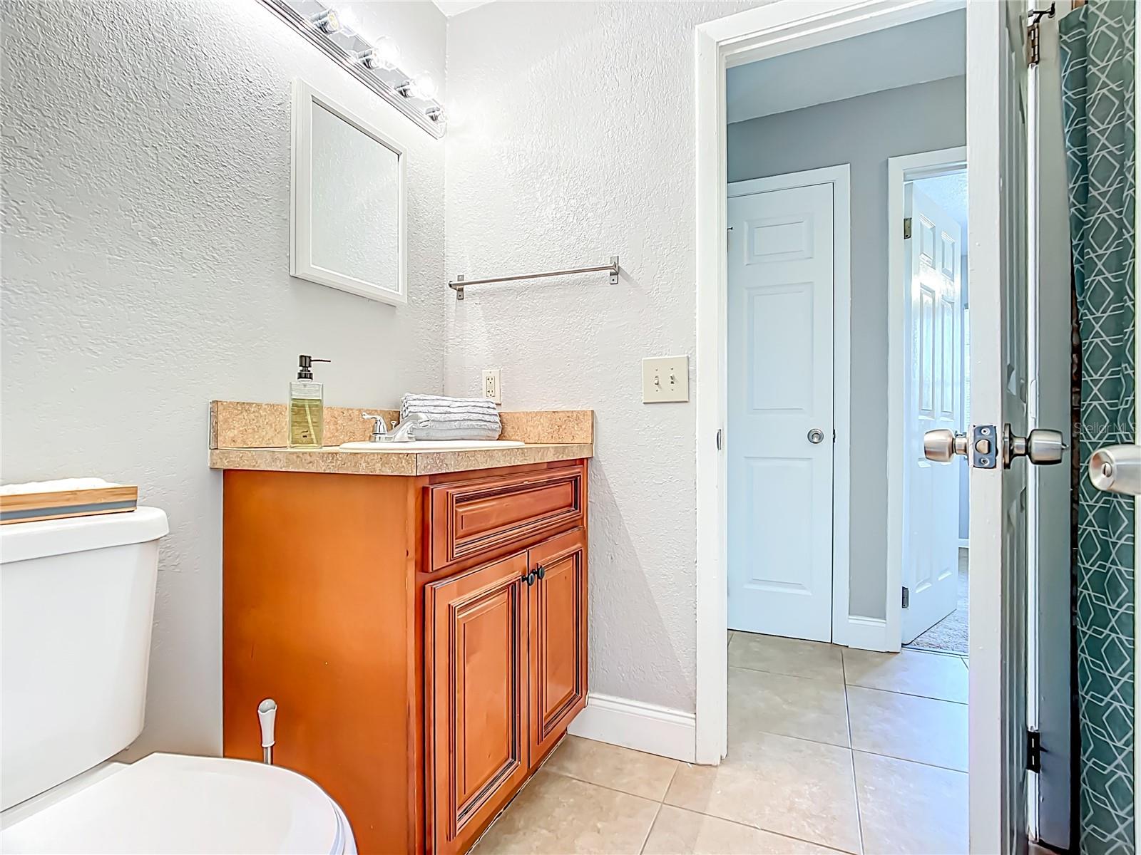 2nd bathroom with Tub shower combo
