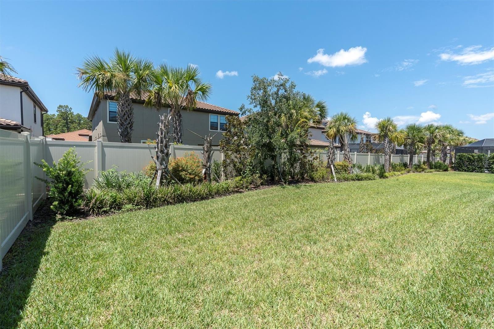 Rear yard, fenced on 2 sides