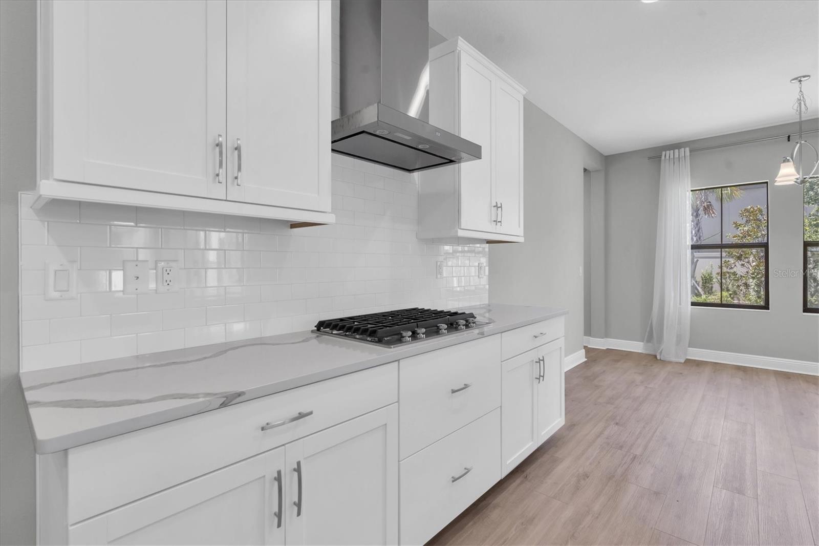 Gas cooktop with fan