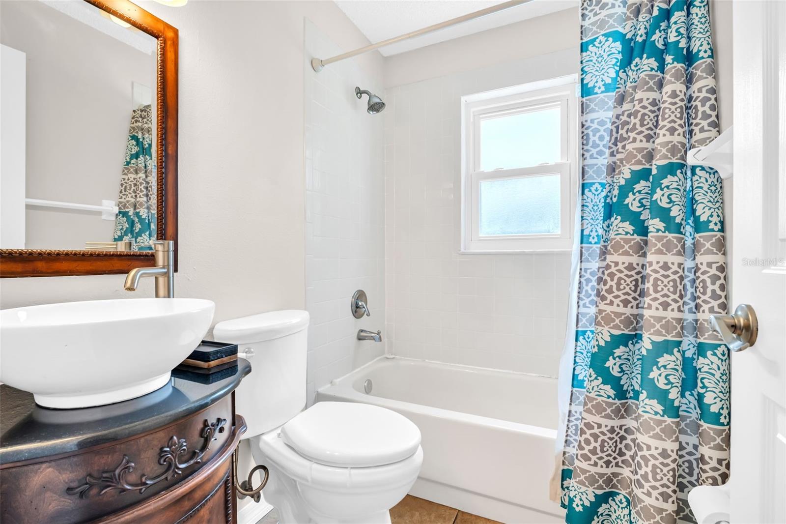 BATHROOM 1