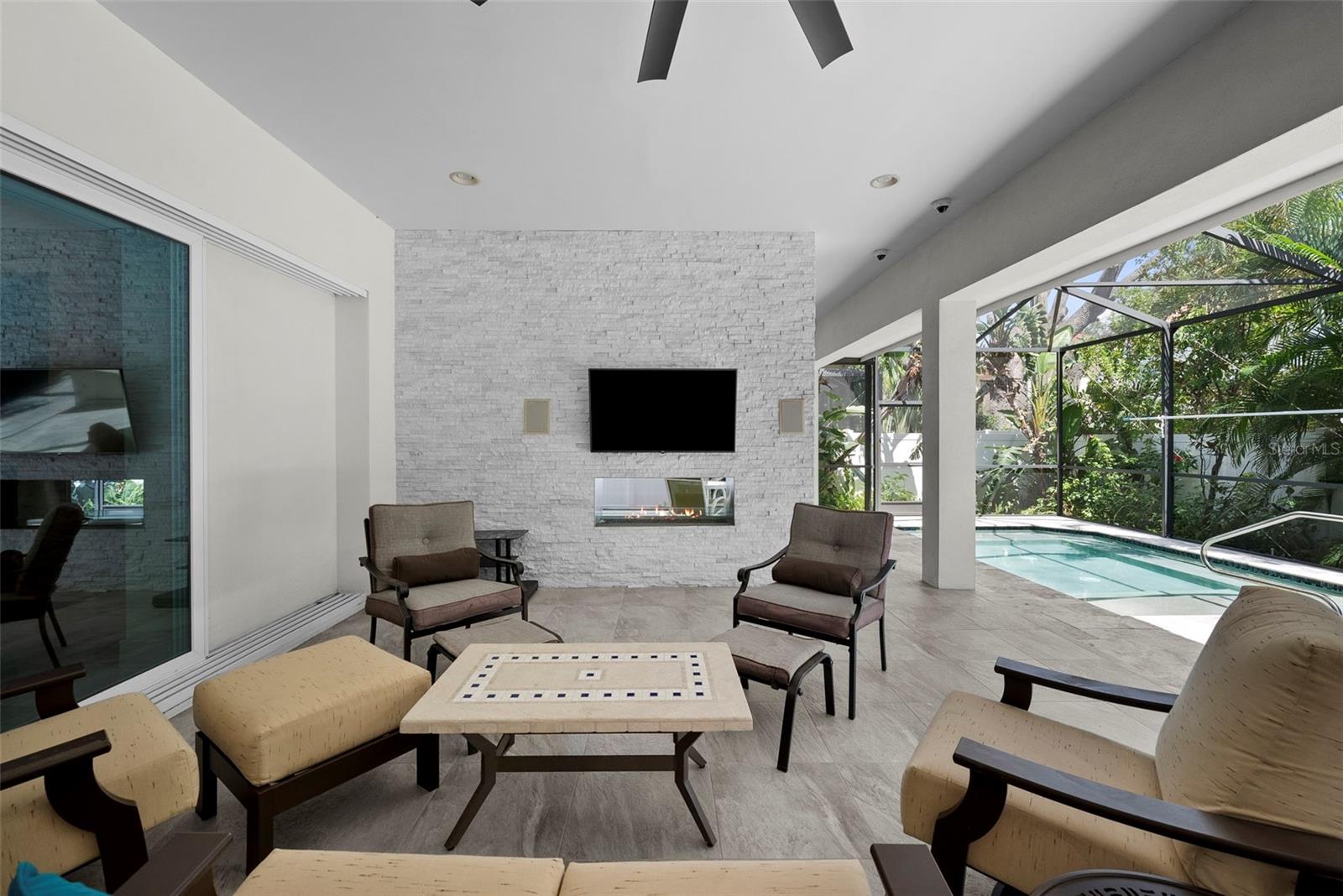 Fireplace and Firepit have never been used