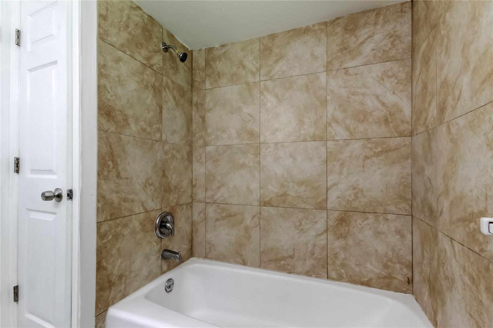 Hall Bath with Shower/Tub