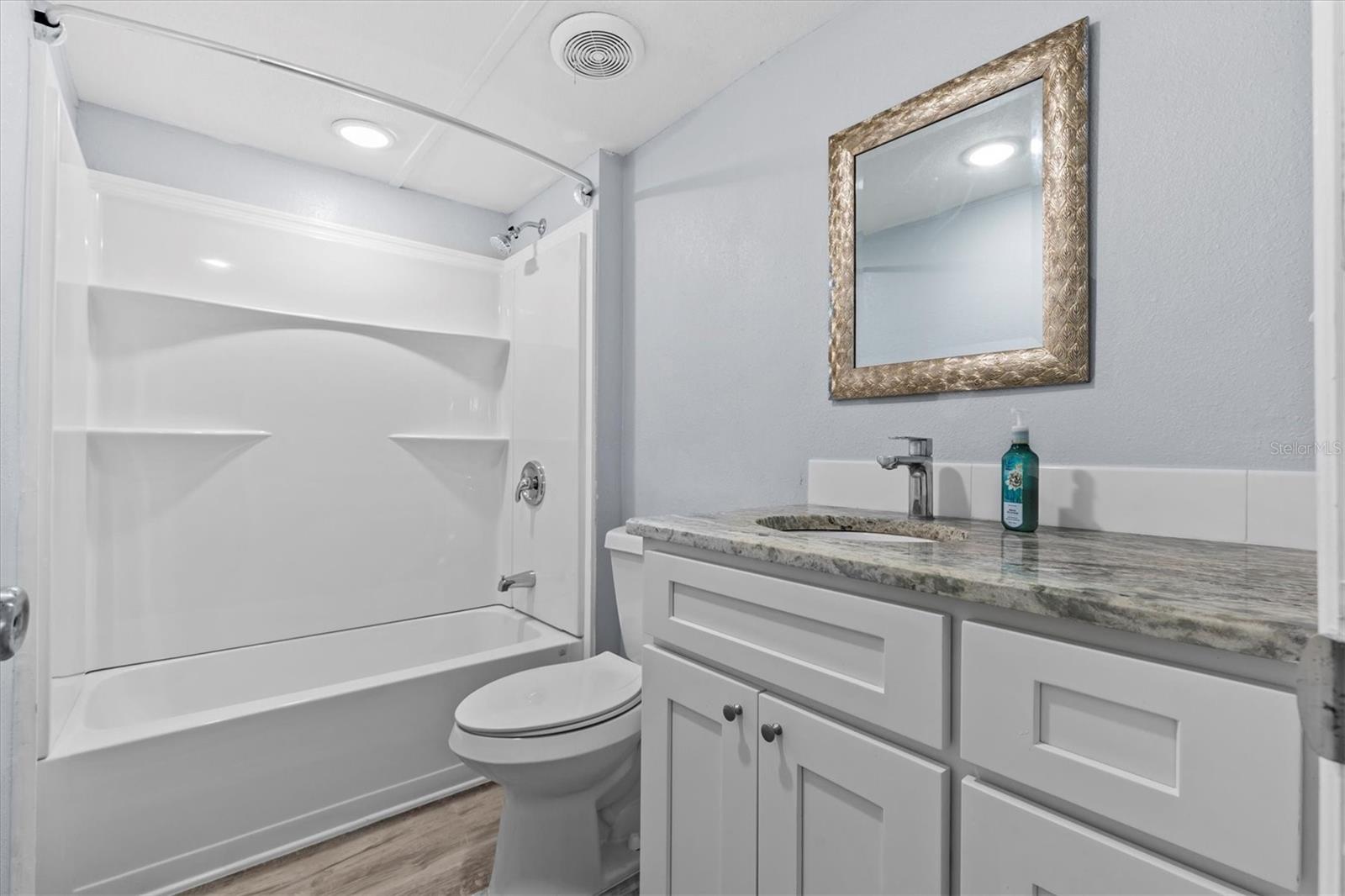 2nd bathroom with a tub/shower.