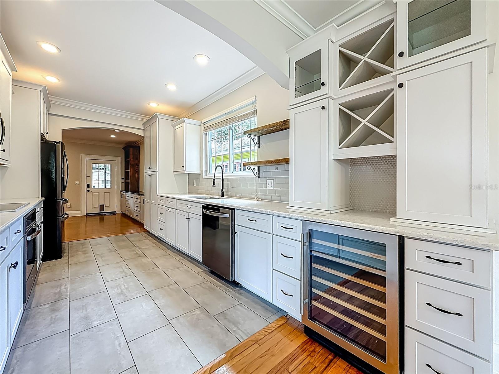 Kitchen, Bar area