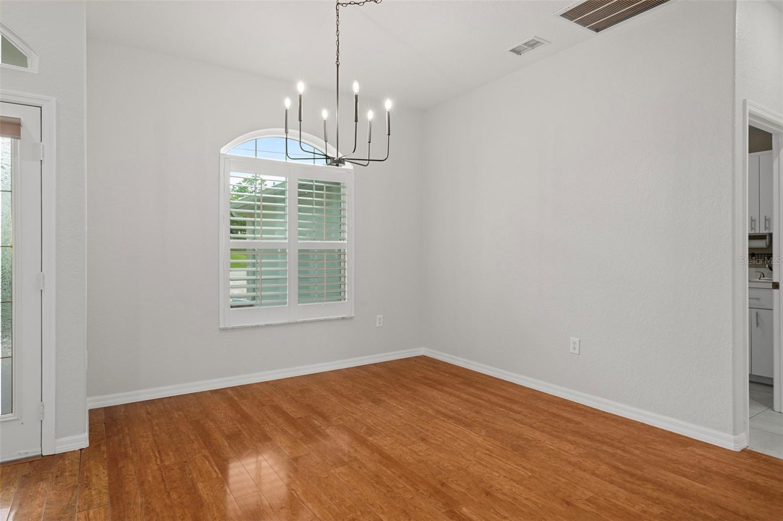 Notice how large the dining room is !! Perfect for holiday dinners