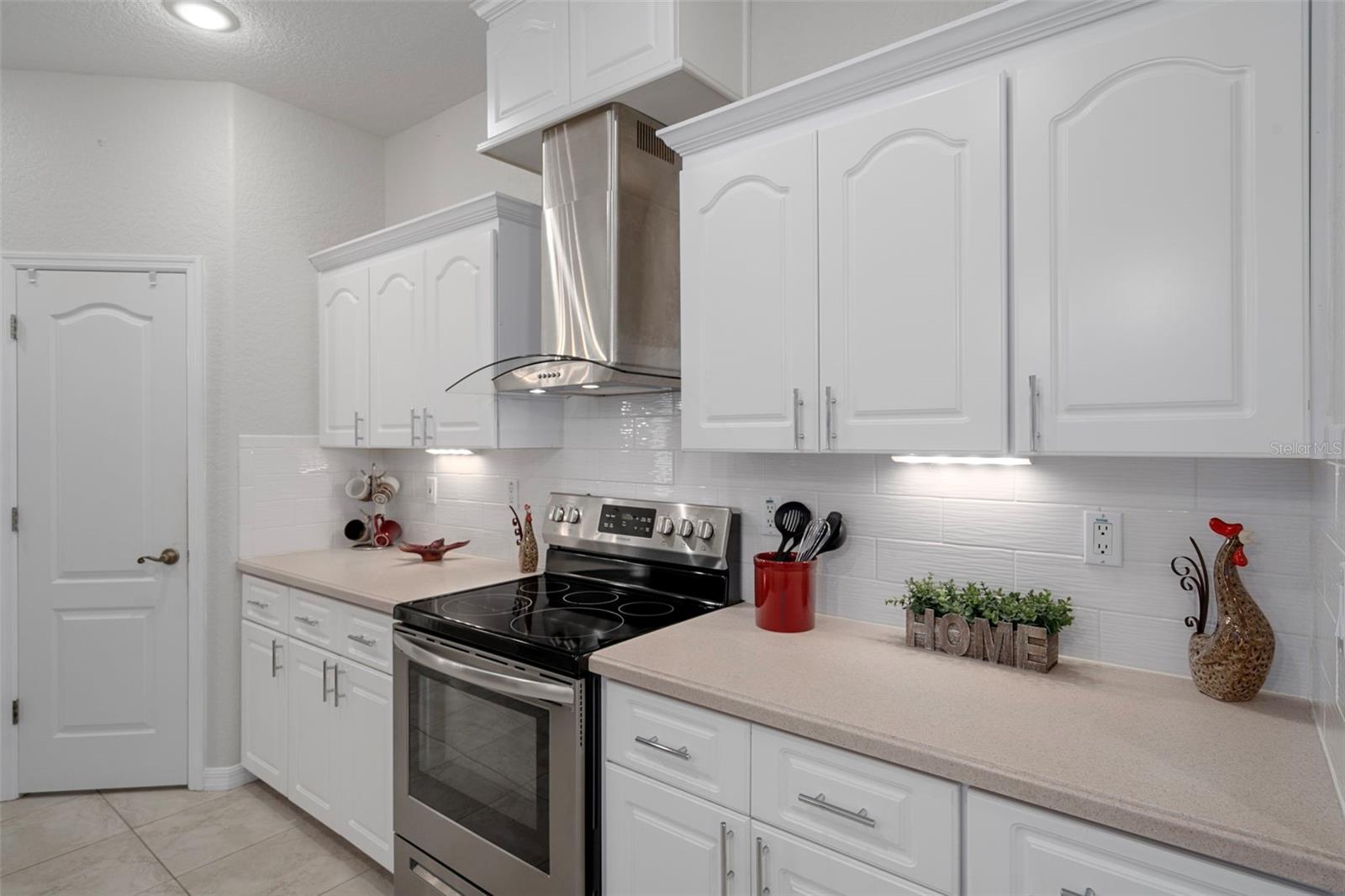 Did you see how LARGE that range hood is?