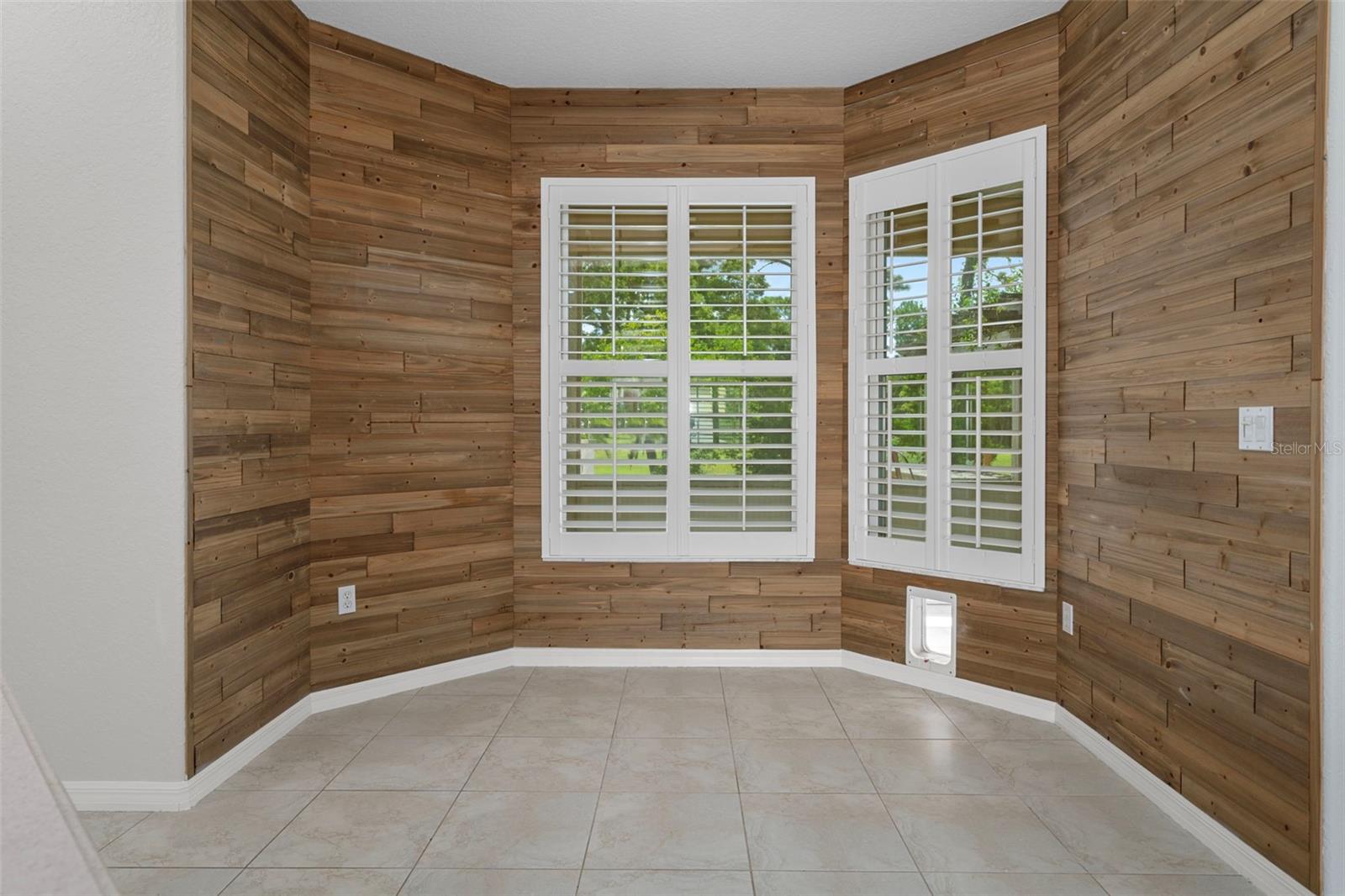 The breakfast nook had gorgeous bay windows overlooking the screened in lanai