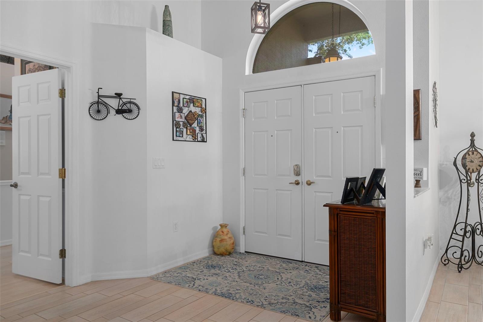 Front entry boasts a beautiful entry light that matches the dinning room chandelier!!