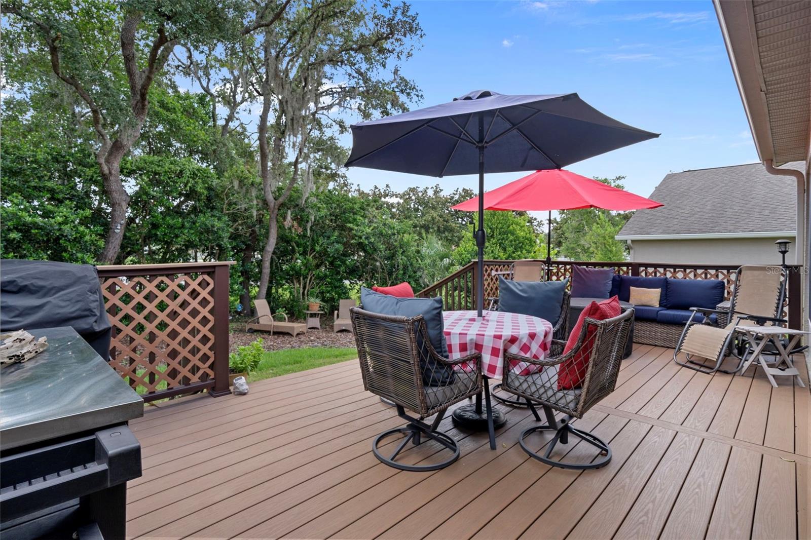 Huge deck perfect for entertaining!