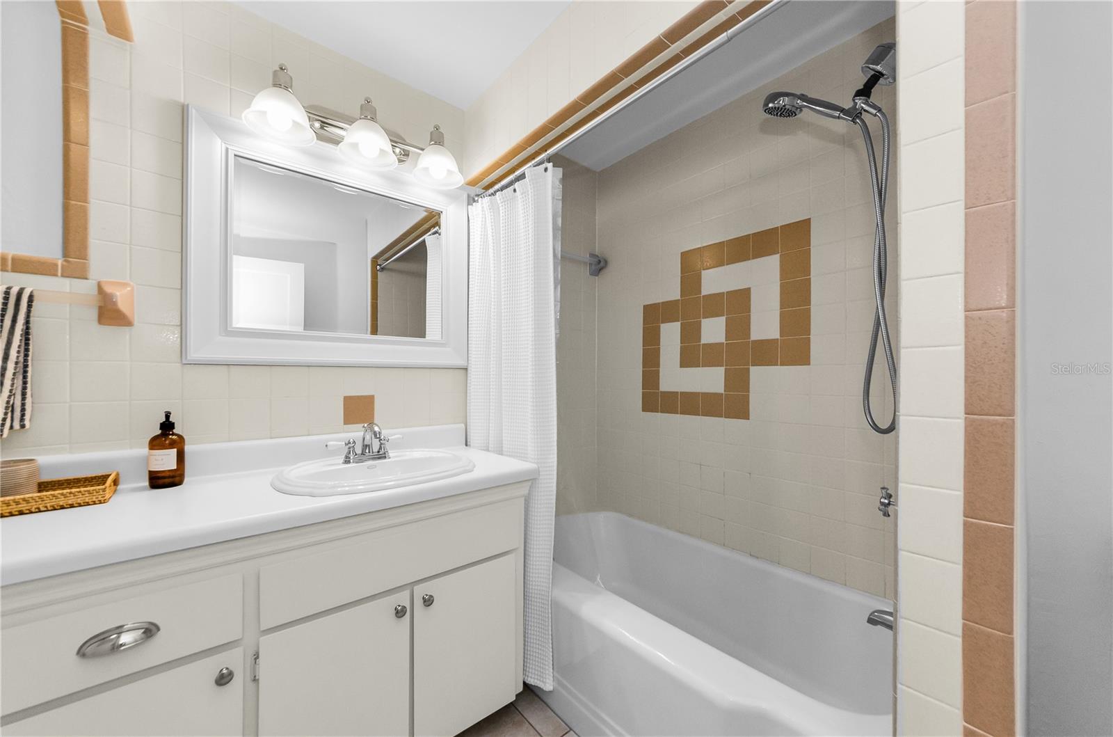 Hall guest bathroom