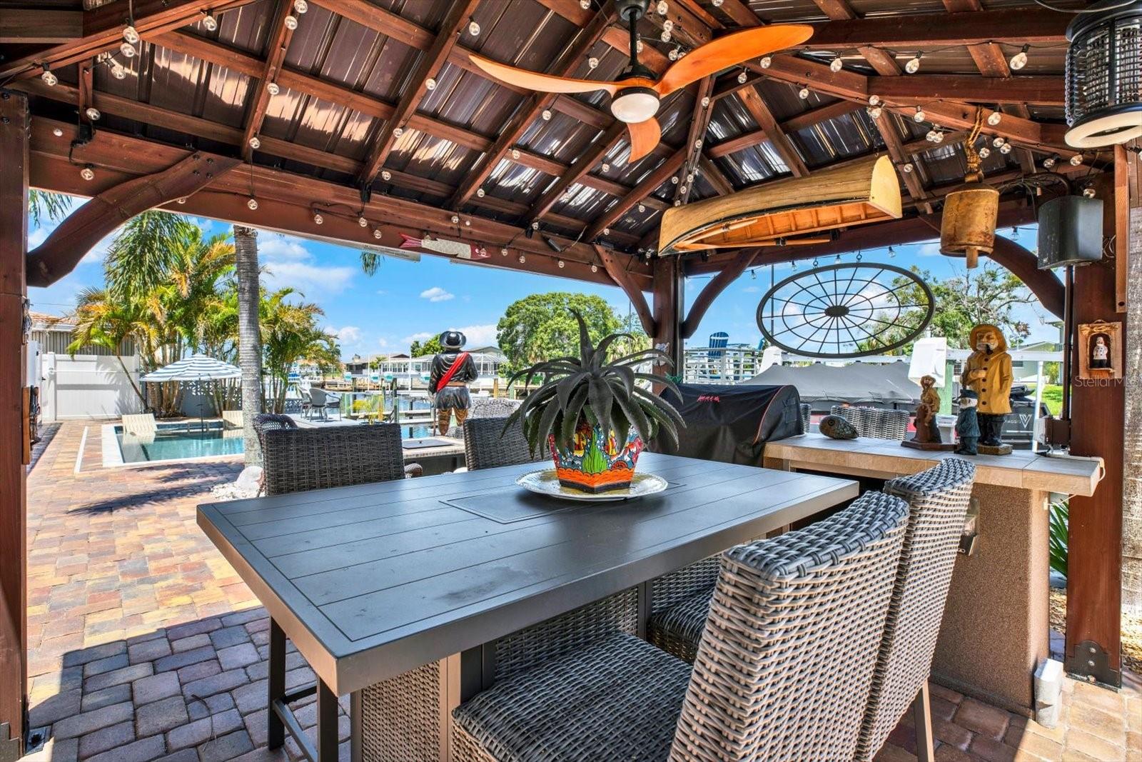 Outdoor kitchen fully equipped for your entertaining pleasures !  BULL gas grill + fridge.    Night lighting is amazing !