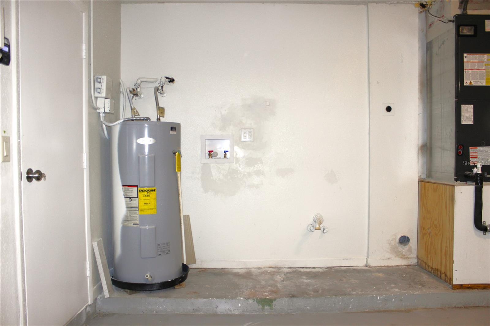 GARAGE LAUNDRY AREA
