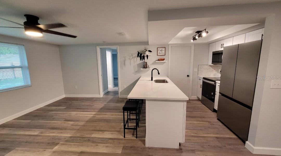 Kitchen with breakfast bar