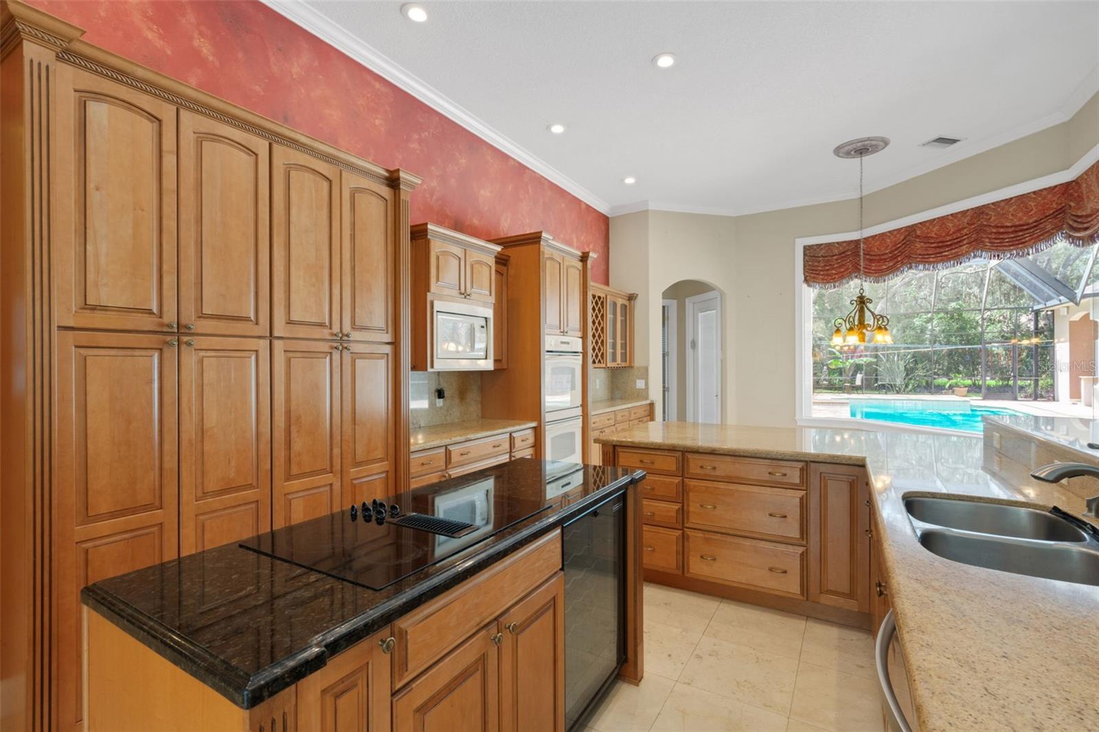 Island Kitchen w Wine Bar