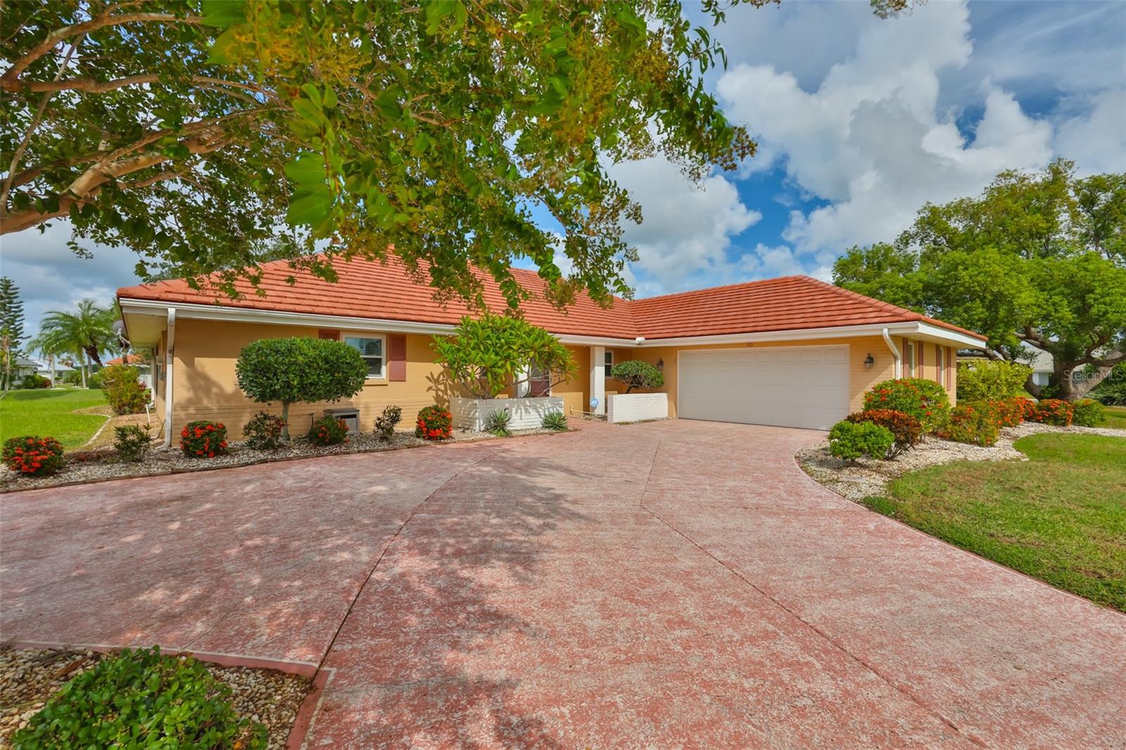 Parking pad left, 2 car garage and golf cart garage, tile roof, plenty of parking