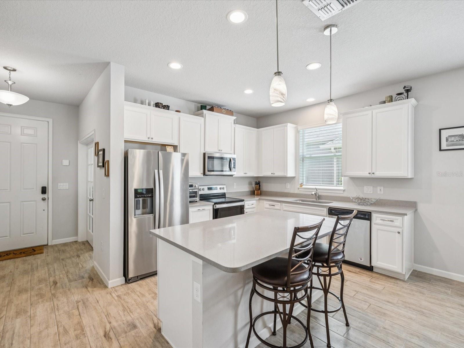 Beautiful kitchen w/quartz countertops