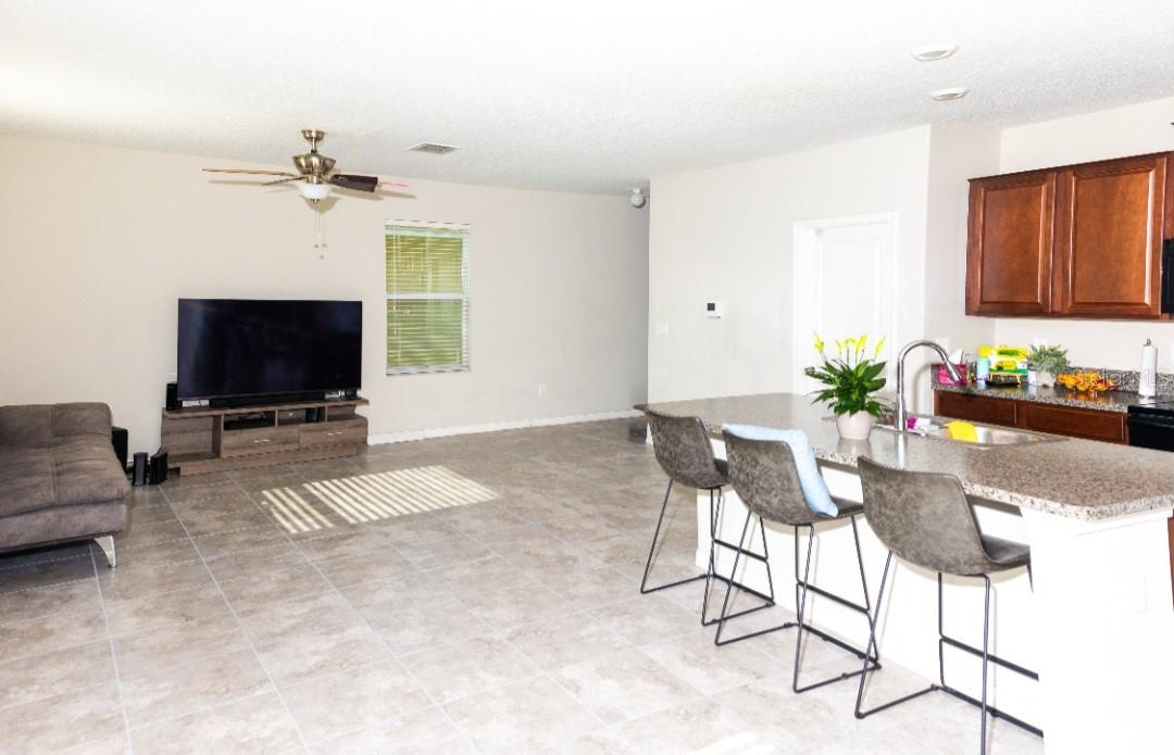 LIVING ROOM SPACE