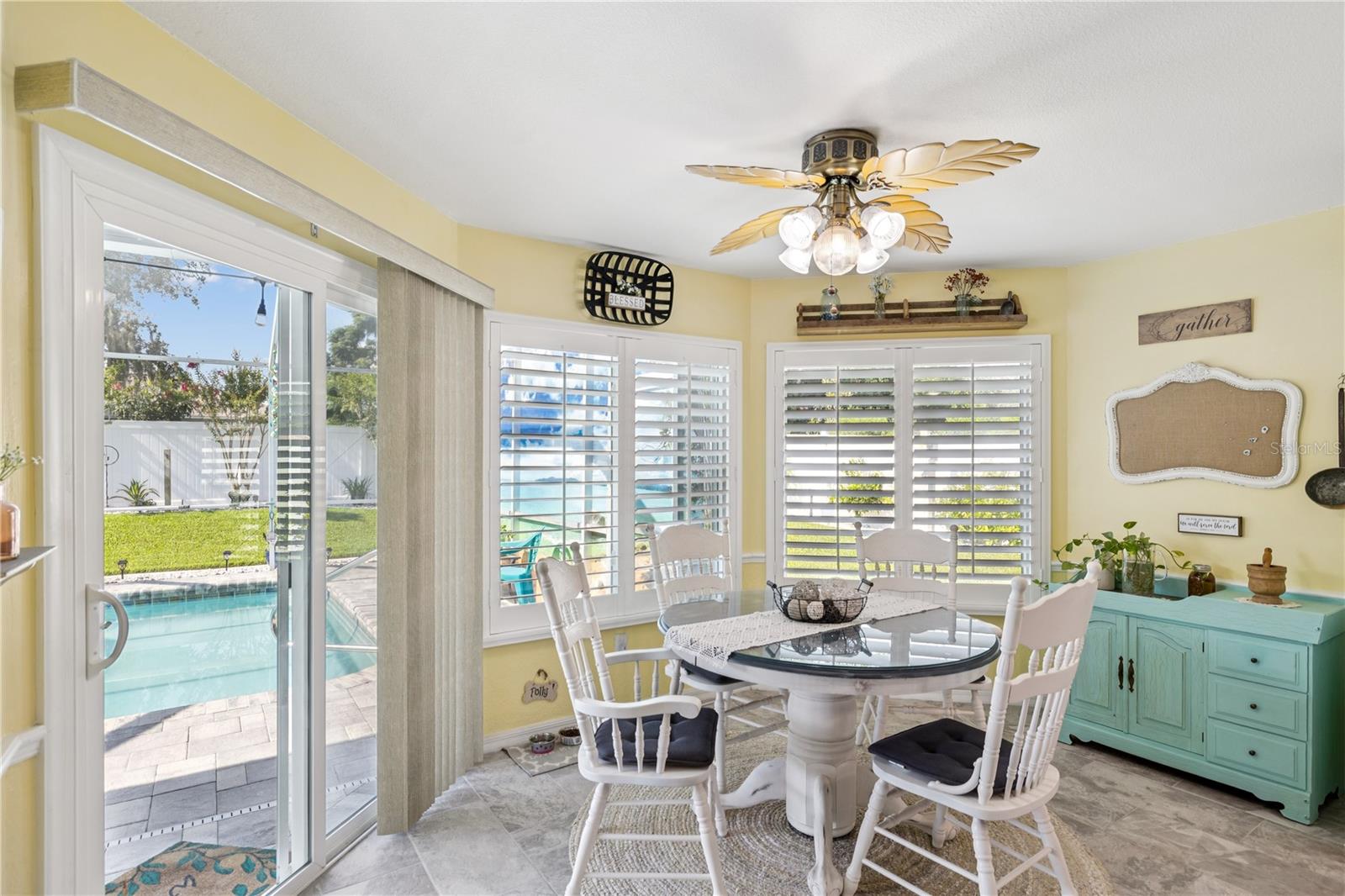 Dining Area overlooks Pool
