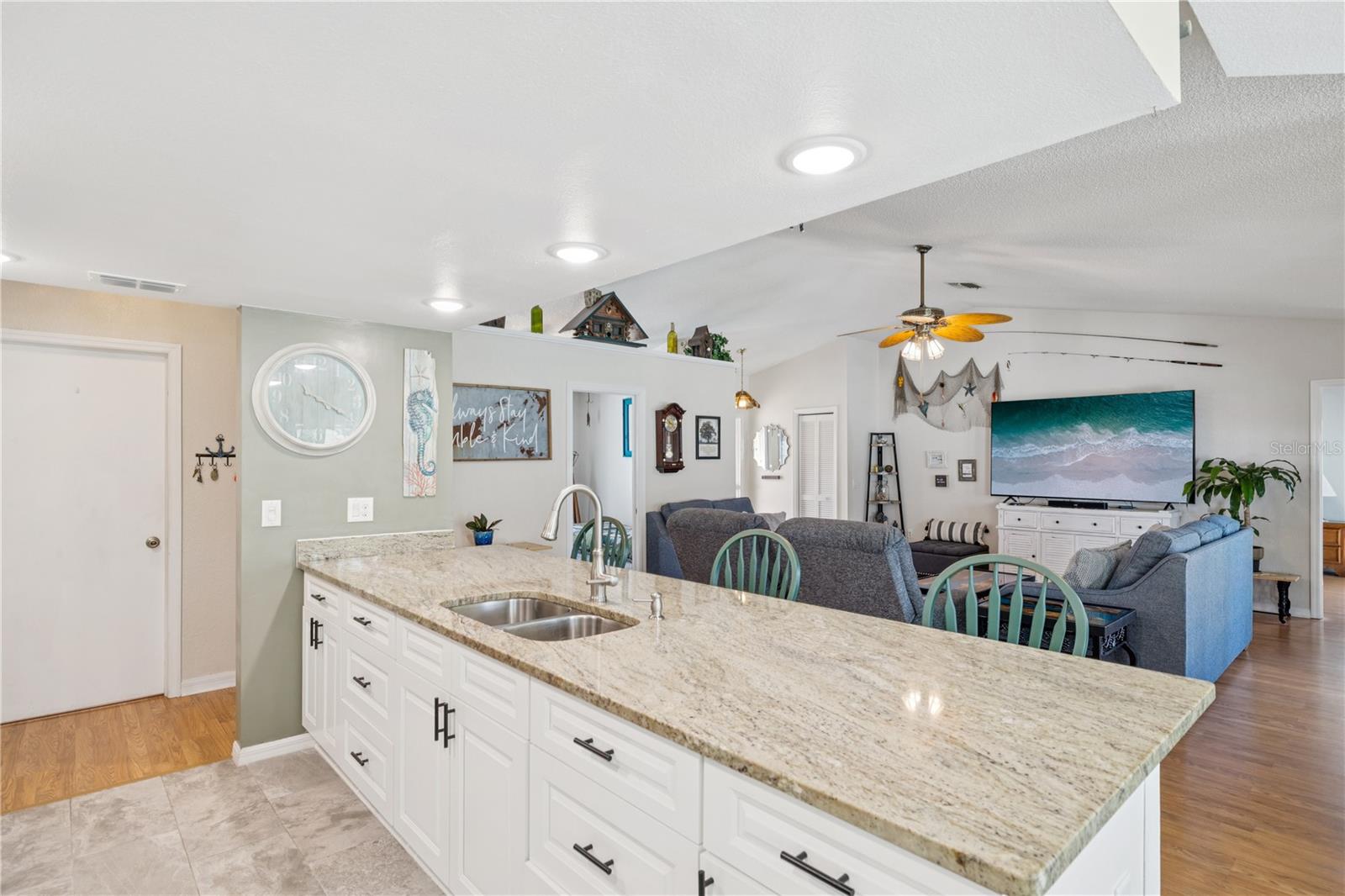 Island w/Breakfast Bar