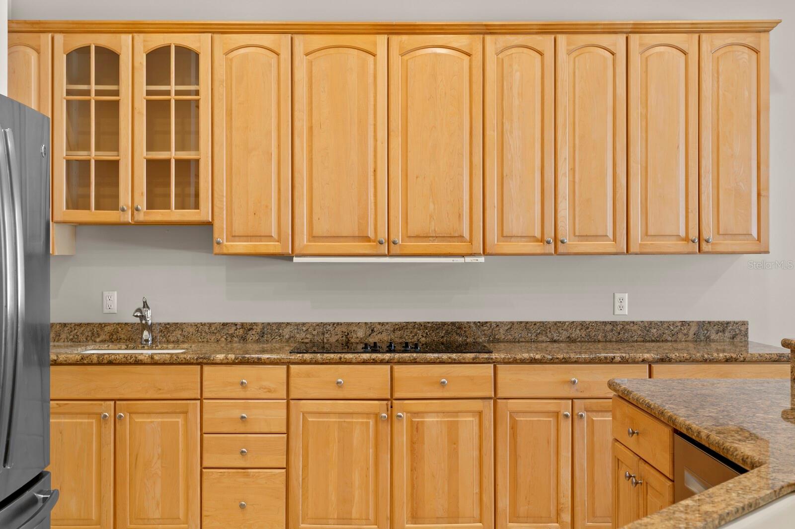 5-burner cooktop and 2nd prep sink area