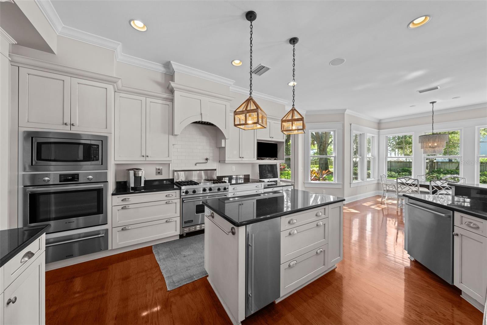 Viking gas range, built in oven, and prep island