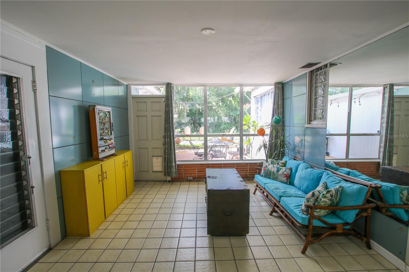 Enclosed breeze way/Florida room w/AC