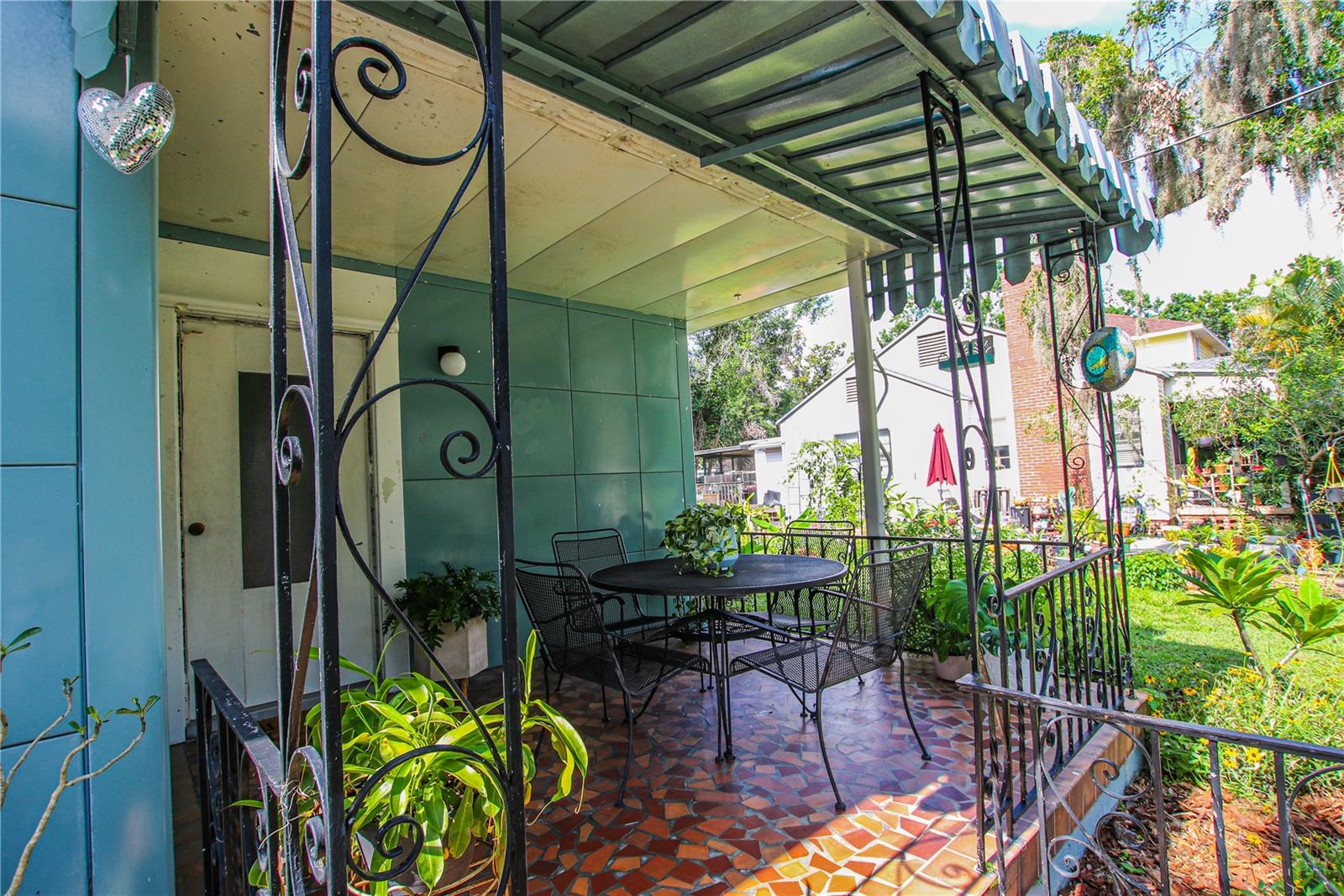 Every houseplant hoarders dream porch.
