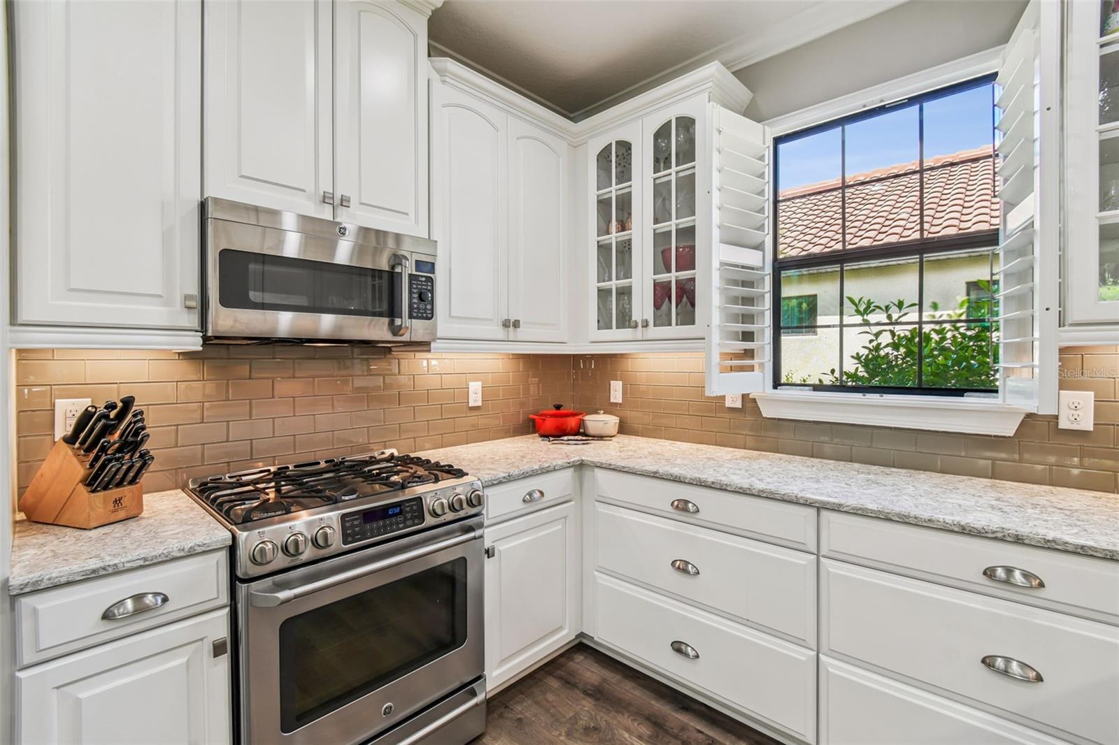 Modern glass backsplash, soft close drawers