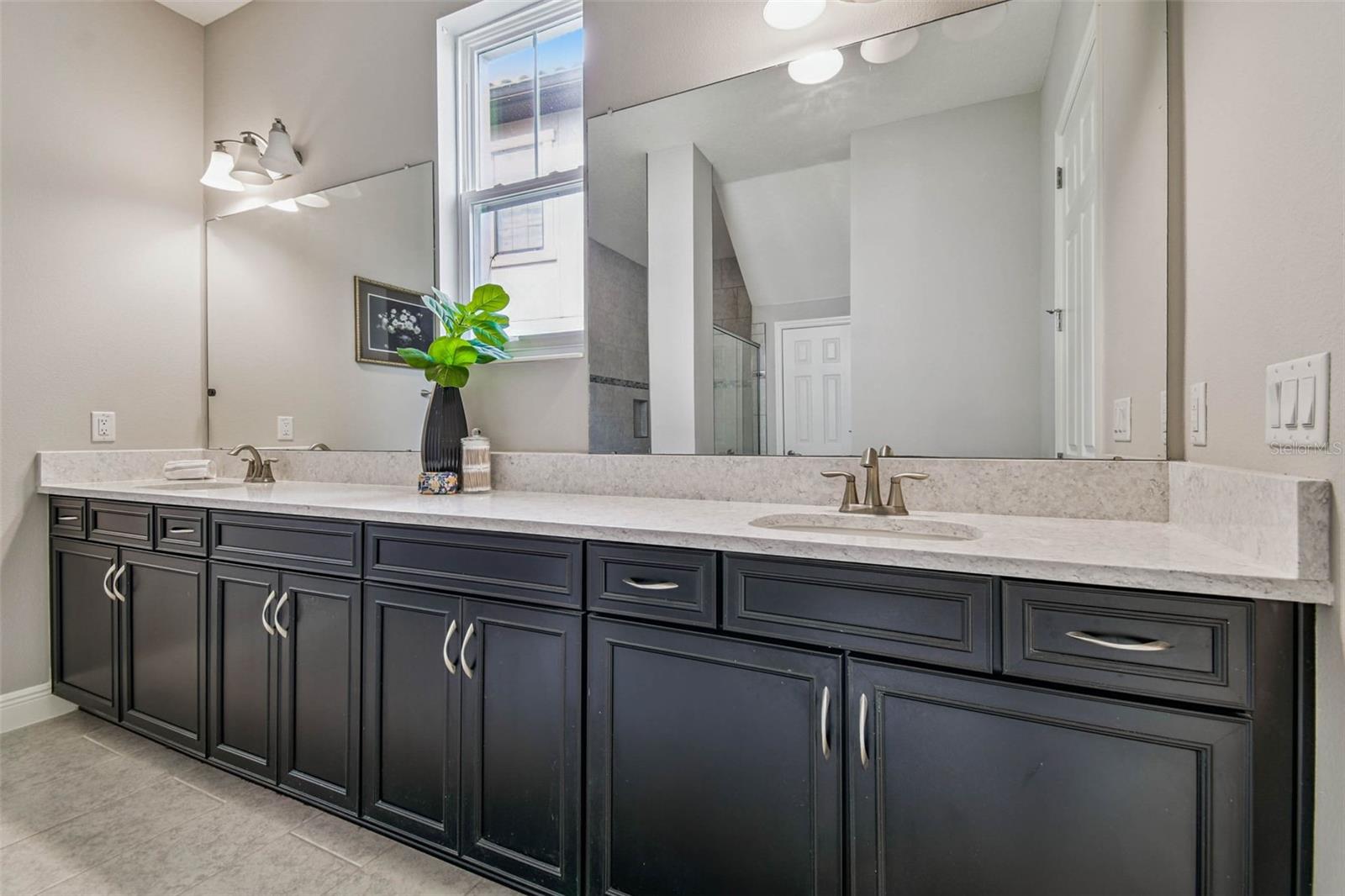 Dual sinks and ample storage