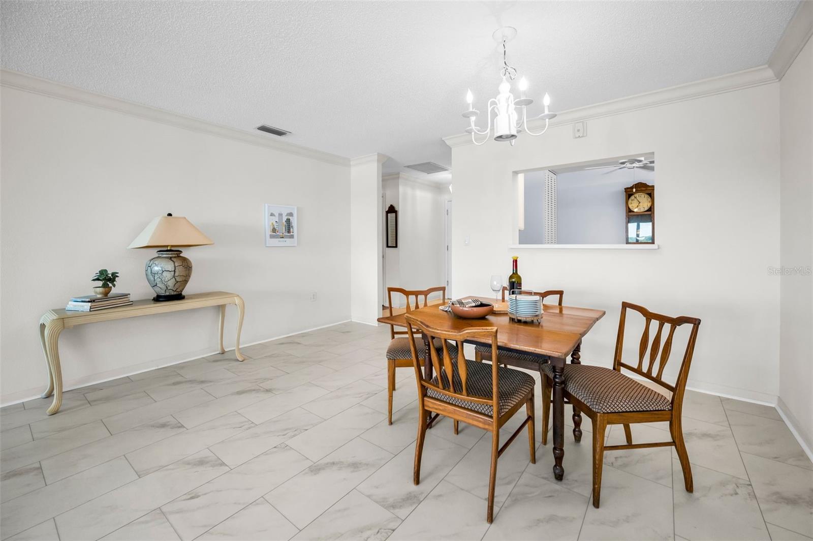 Dining with neutral floor