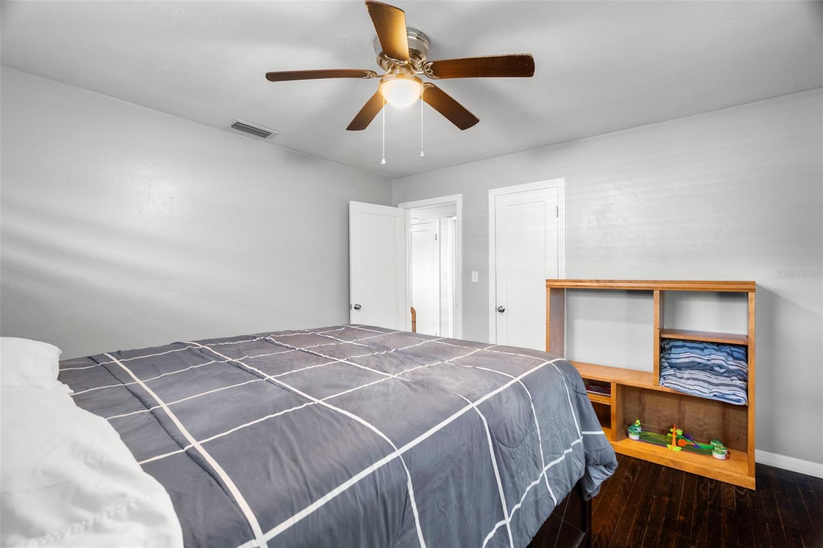 Guest bedroom.