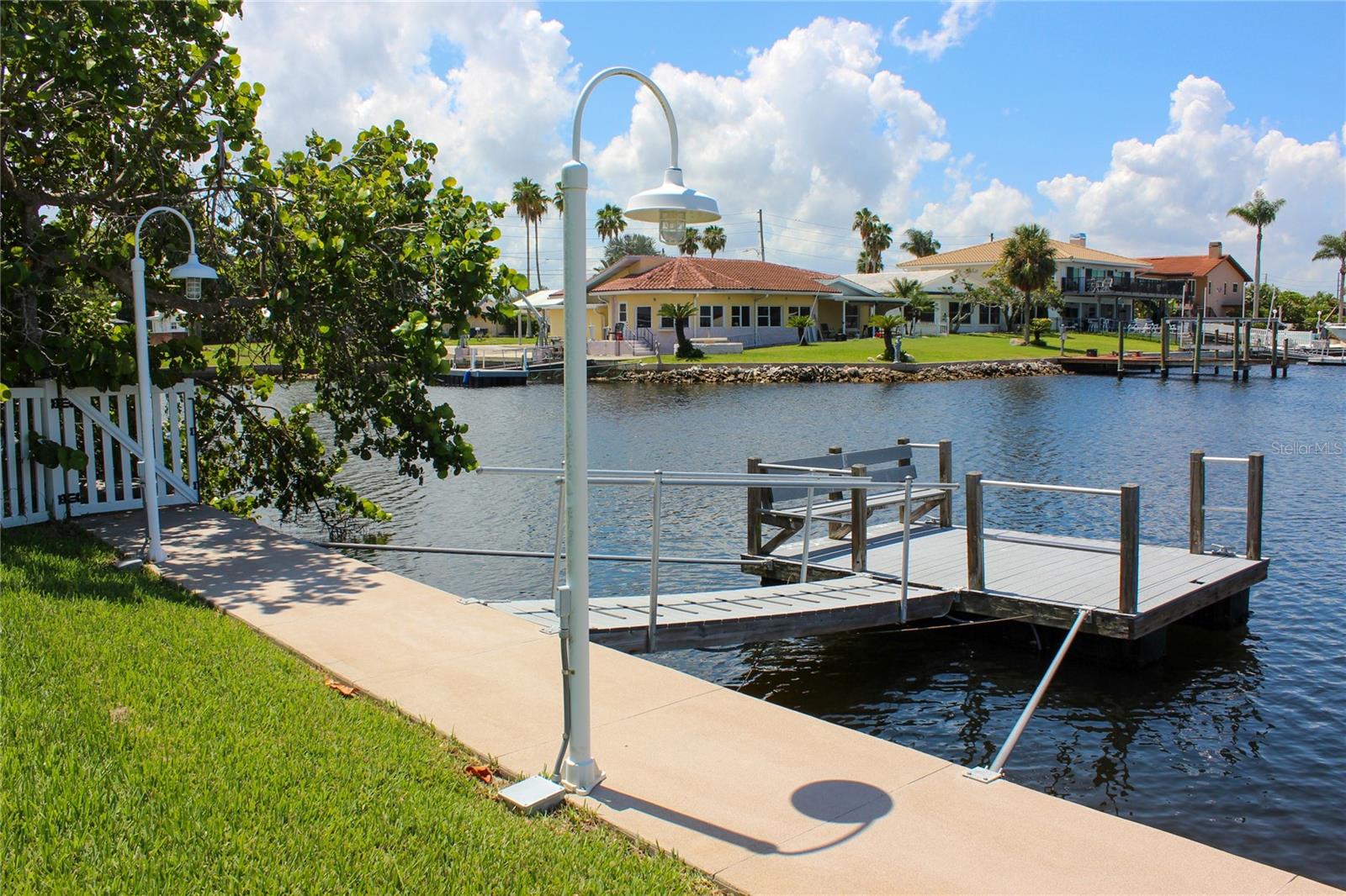 Floating dock
