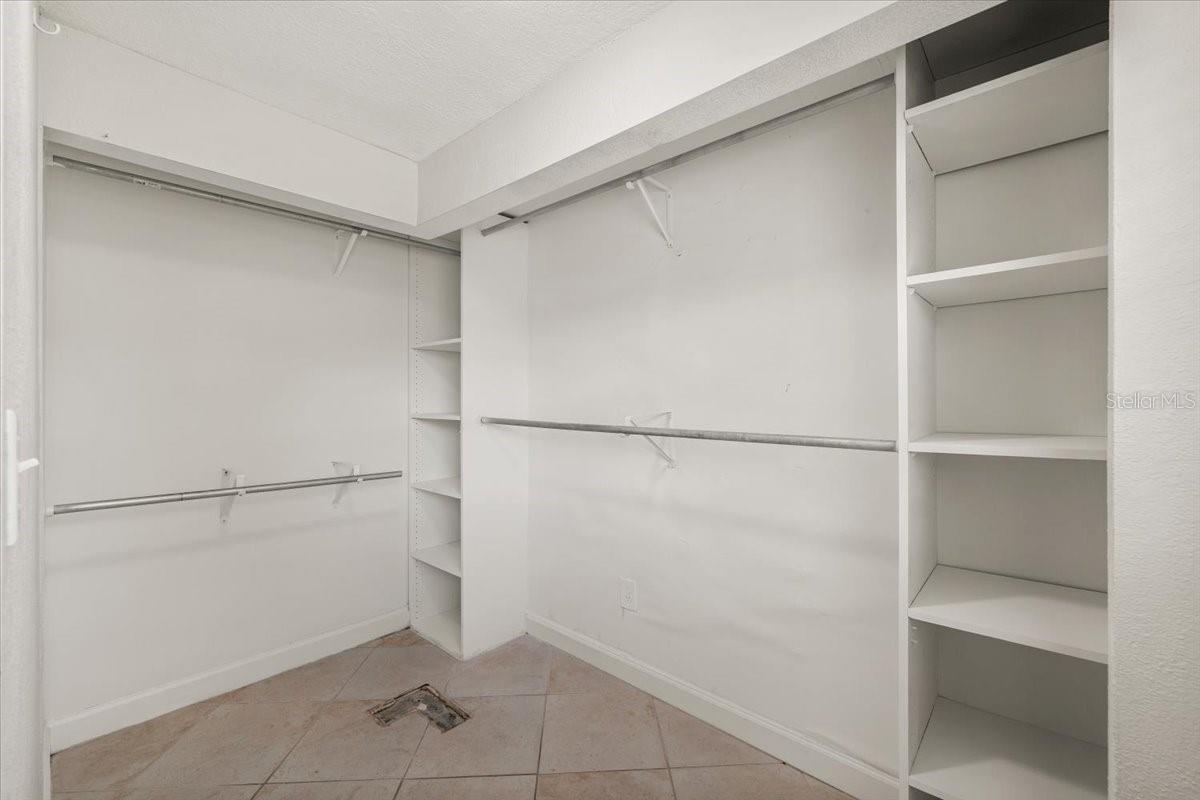 Master Bed Walking closet