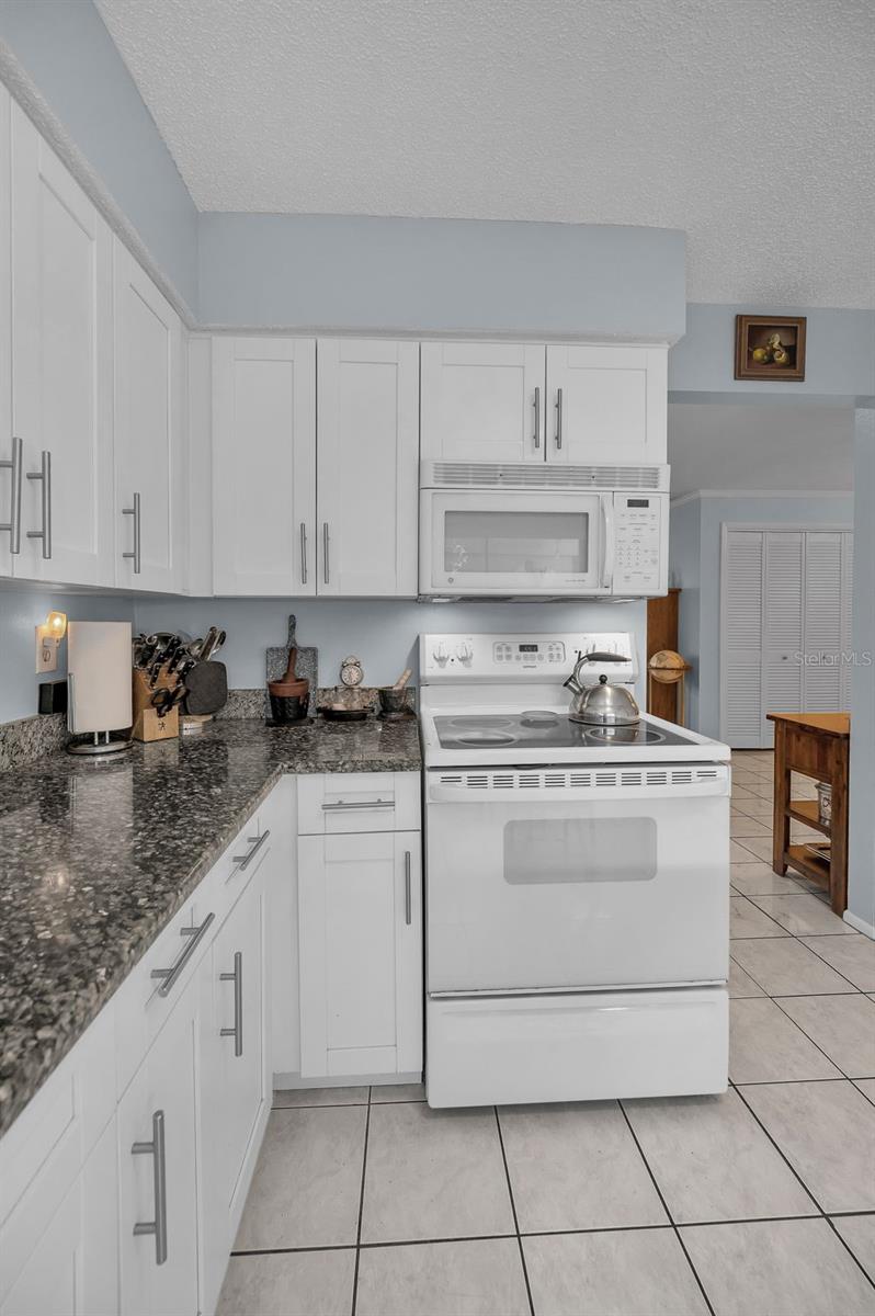 Plenty of Kitchen Cabinets/Storage