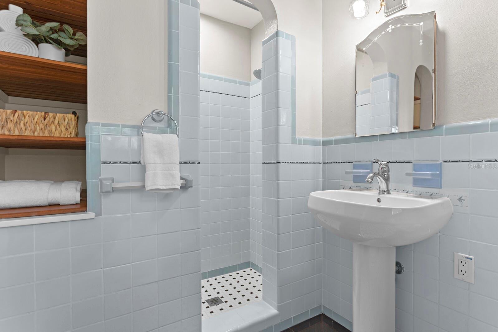 En-suite primary bathroom