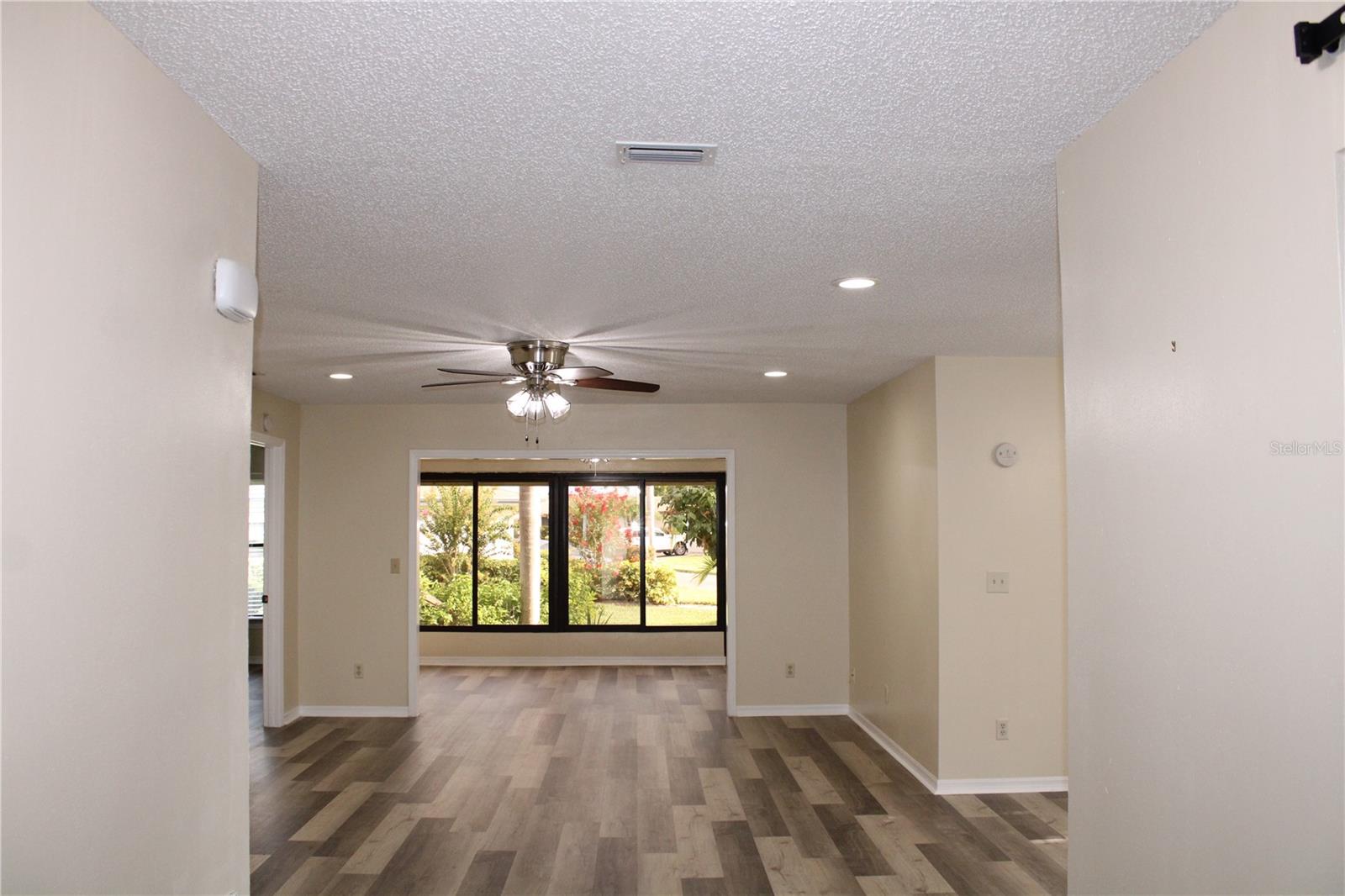Foyer to living space