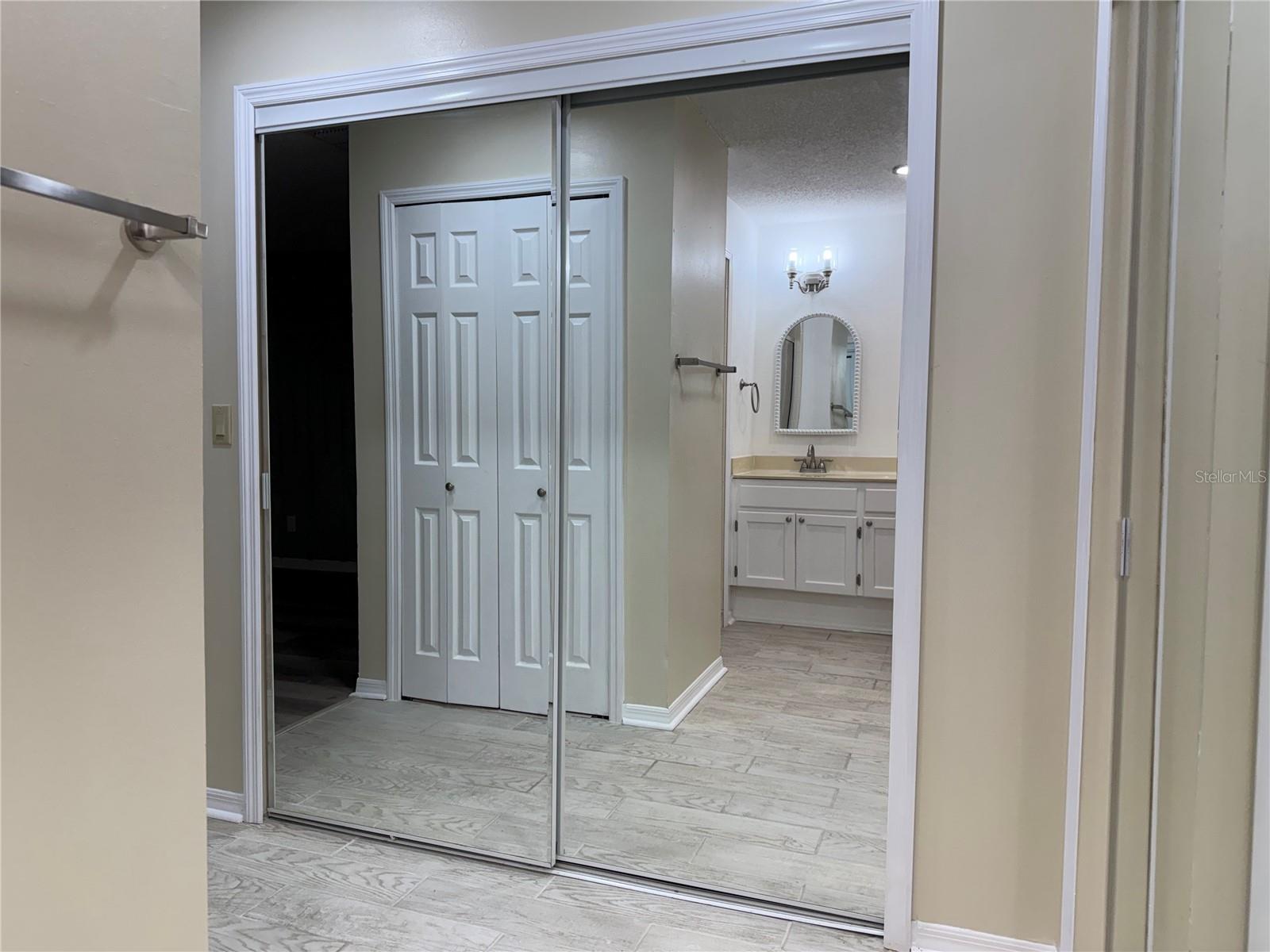 Primary closet (1) close-up