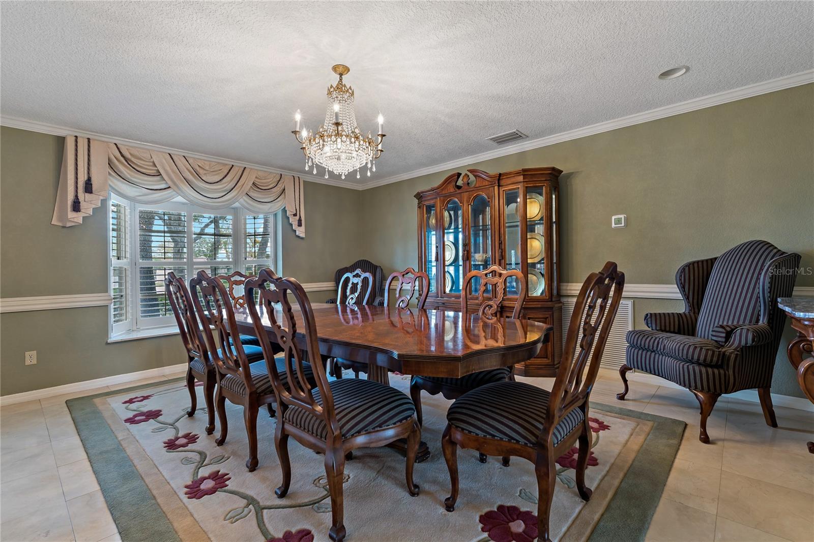 FORMAL DINING ROOM!