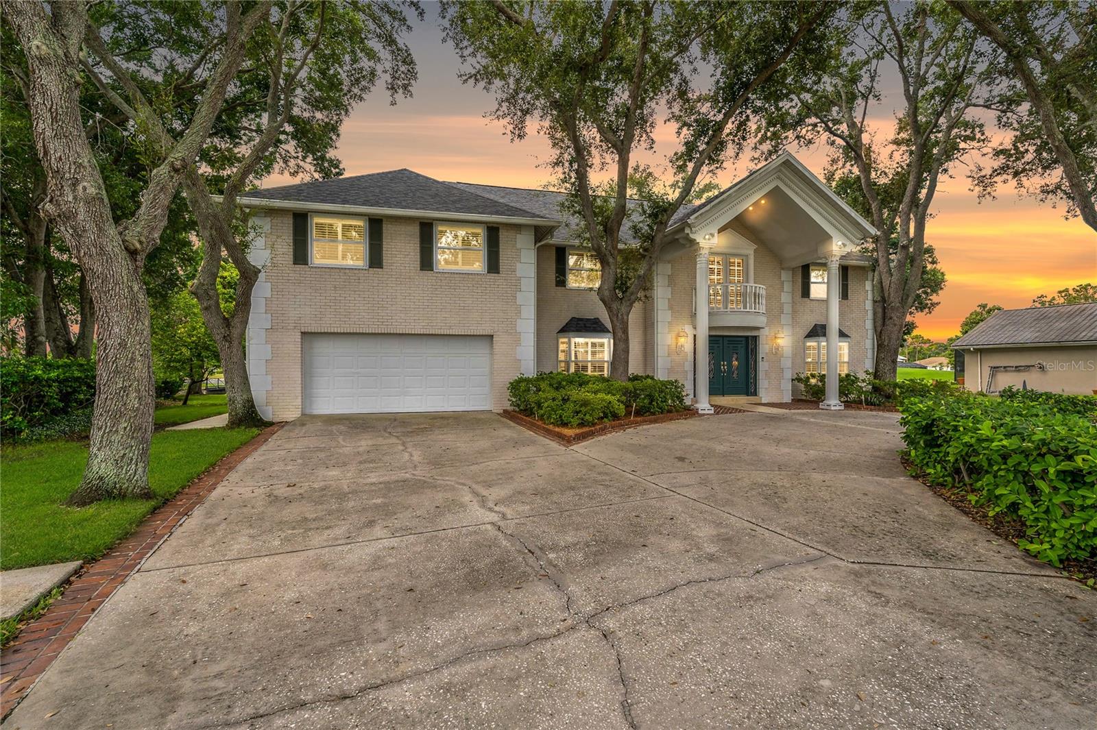 EXPANSIVE AND CONVENIENT CIRCULAR DRIVEWAY