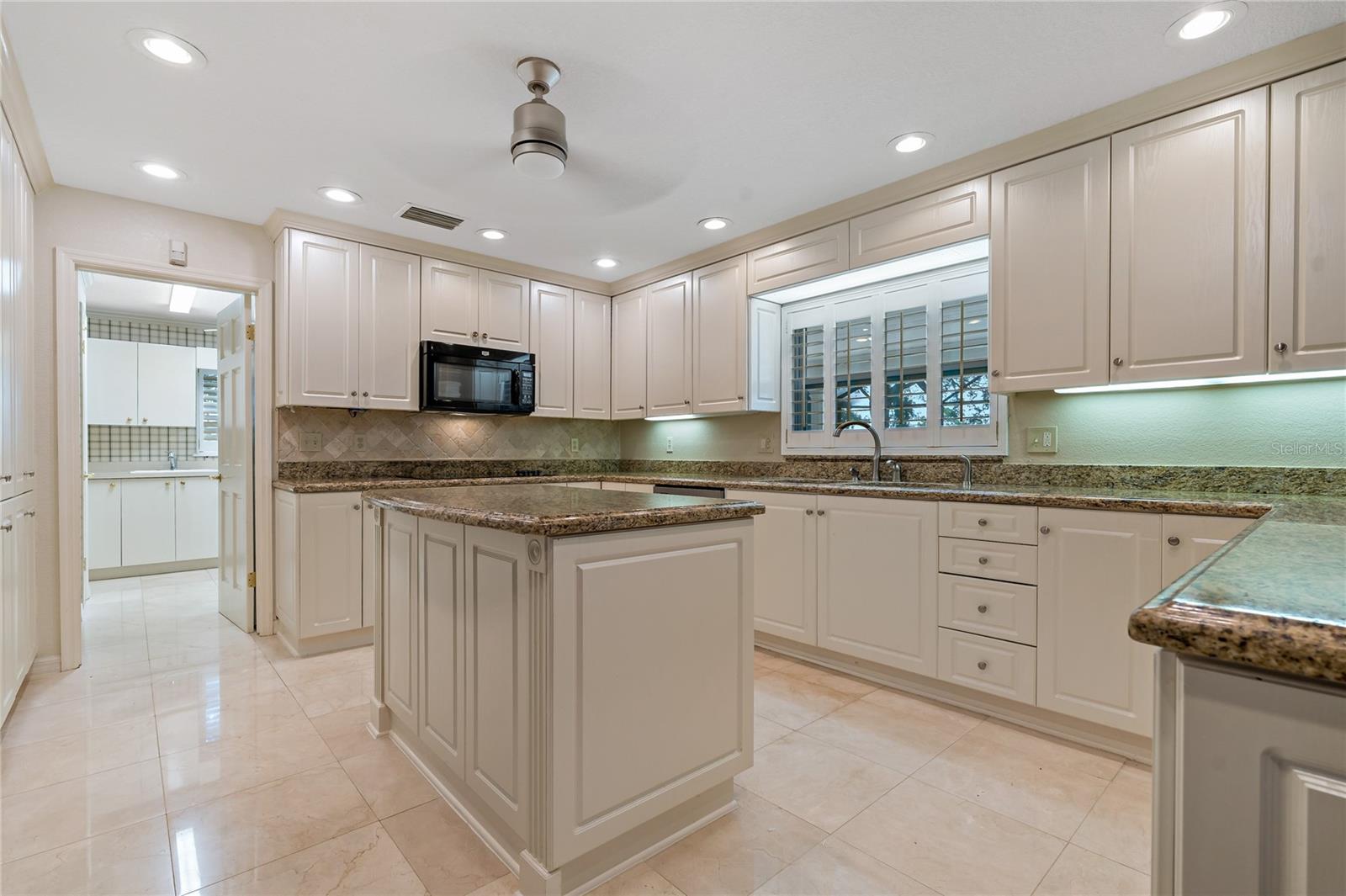 BEAUTIFULLY APPOINTED KITCHEN