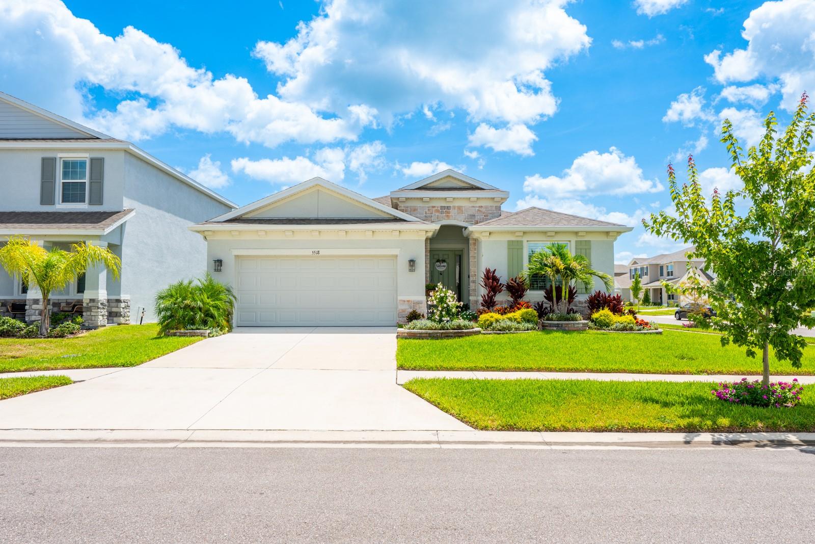 Front house / driveway