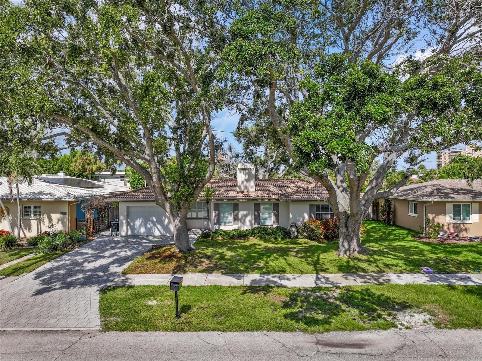 This lovely 2 bedroom 2 bathroom pool home is blocks from the intercoastal to watch the sunrise. And 3 blocks to the beach to watch the Sunset.