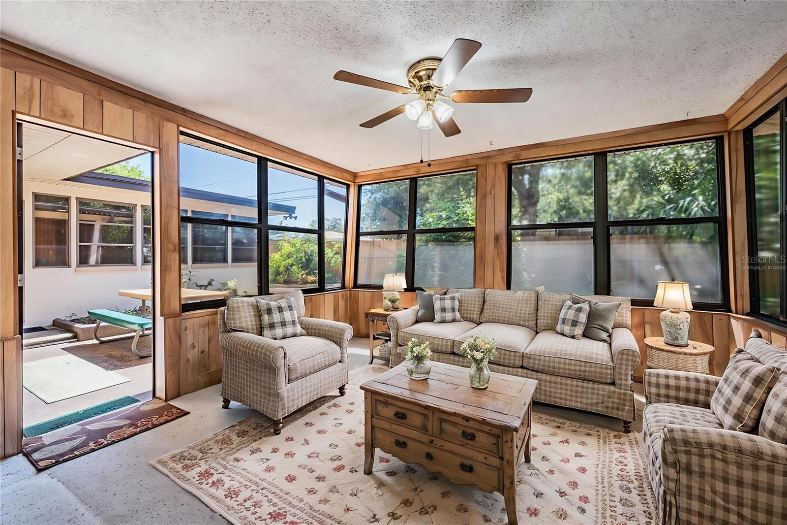 Florida Room - This photo has been Virtually Staged.